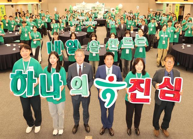 지난 16일 오후 서울 중구 하나금융 명동사옥 대강당에서 진행된 ‘2025 하나 파워 온 혁신기업 인턴십’ 행사에서 함영주 하나금융 회장앞줄 오른쪽 셋째과 사회혁신기업 대표 인턴 참가자 등 관계자들이 함께 기념촬영을 하고 있다 사진하나금융
이날 출발행사에 참석한 함영주 하나금융그룹 회장사진 첫째 줄 오른쪽에서 세 번째이 김민석 고용노동부 차관사진 첫째 줄 오른쪽에서 네 번째 정승국 한국사회적기업진흥원장사진 첫째 줄 맨 오른쪽 사회혁신기업 대표 및 인턴 참가자들과 함께 기념촬영을 하고 있다
