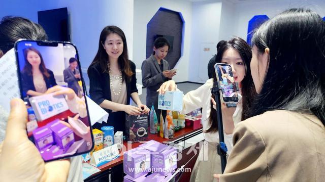 왕홍 라이브와 현장 미디어를 통해 중국 소비자들과 즉시 소통하며 우리 기업 제품을 소개했다사진아주글로벌교류협회