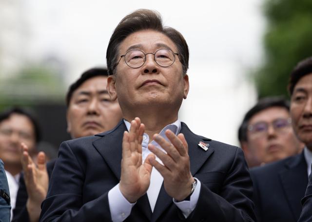 이재명 더불어민주당 대선후보가 17일 광주광역시 동구 금남로에서 열린 5ㆍ18 광주민주화운동 45주기 전야제에 참석해 박수치고 있다 사진연합뉴스