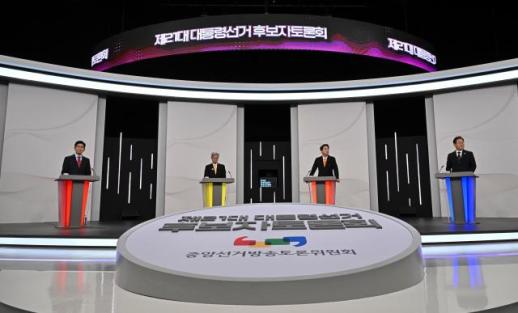 김문수-이재명, 불법 대북 송금 두고 공방…재판 중 억지기소