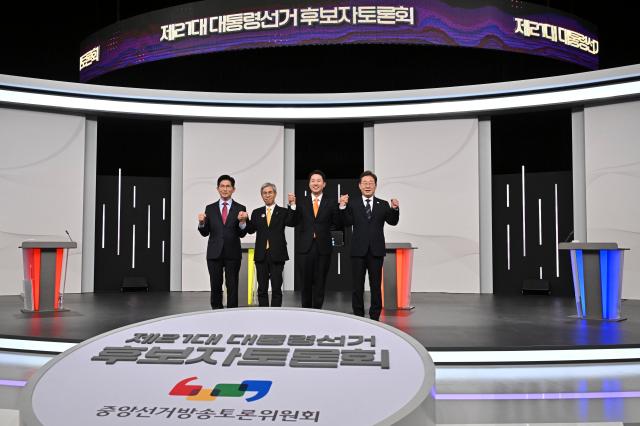 국민의힘 김문수왼쪽부터·민주노동당 권영국·개혁신당 이준석·더불어민주당 이재명 대선후보가 18일 서울 마포구 상암동 SBS 프리즘센터 스튜디오에서 열린 제21대 대선 1차 후보자 토론회 시작에 앞서 기념촬영을 하고 있다 사진연합뉴스