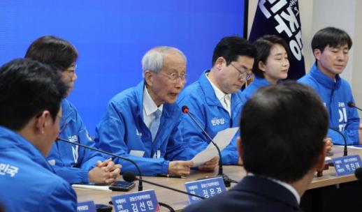 윤여준 "김문수, 개헌 얘기 전 윤석열 앞세워 내란 사죄하라"