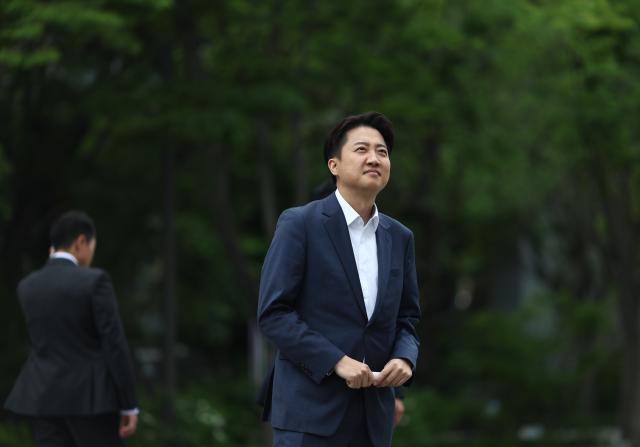 이준석 개혁신당 대선후보가 19일 서울 광화문광장에서 기자회견 시작을 기다리고 있다 사진연합뉴스