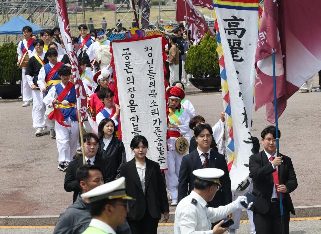 지난 4월 18일 서울 성북구 고려대학교 정문 앞에서 열린 418 학생의거 기념 구국대장정에서 한 학생이 청년들의 목소리가 존중받는 공론의 장을 만들어라라고 적힌 깃발을 들고 있다 사진연합뉴스