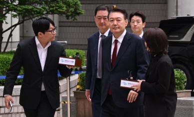 [포토] 윤석열 전 대통령 4차 공판...탈당 뒤 첫 공개 출석