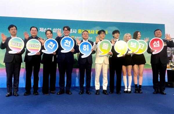 고기동 행정안전부장관 직무대행가운데이 19일 오전 서울시 종로구 세종대로 정부서울청사 1층 로비에서 열린 제6회 섬의 날 홍보대사 위촉식에 참석해 기념촬영을 하고 있다 왼쪽부터 김민재 행안부 차관보 신우철 완도군수 정지선 셰프 오세득 셰프 고기동 행안부 직무대행 가수 하현우 가수 안성훈 가수 트리플엑스 명창환 전라남도 행정부지사 사진행정안전부