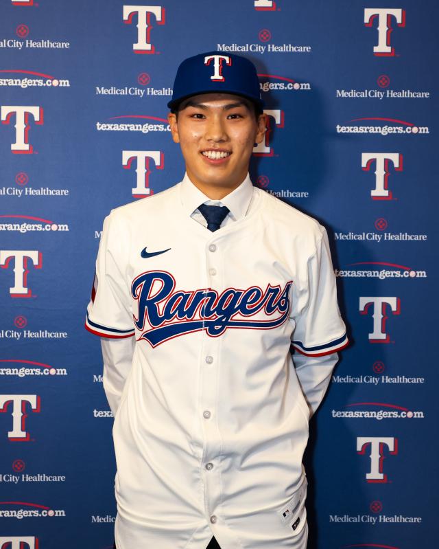 Teen South Korean baseball player signs with Texas Rangers