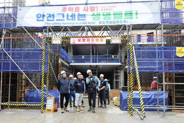 임재욱 SK에코플랜트 CSO왼쪽 세번째가 지난 16일 경기도 광명에 위치한 광명자이힐스테이트SK뷰VIEW 신축공사 현장을 방문해 작업장 안전관리 실태를 검토하고 있다 사진SK에코플랜트