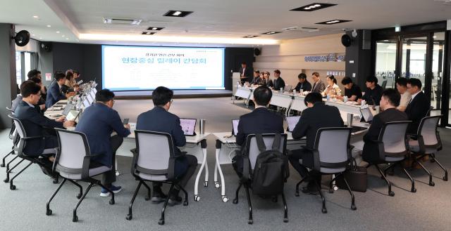김현곤 경과원장이 19일 북서부권 경기창업혁신공간고양에서 ‘현장중심 릴레이 간부회의’를 주재하고 있다 사진경과원