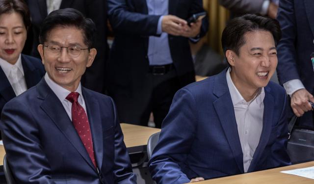 김문수 국민의힘 대선후보와 개혁신당 이준석 후보가 19일 서울시청에서 열린 약자 동행 서울 토론회에 참석했다 사진연합뉴스