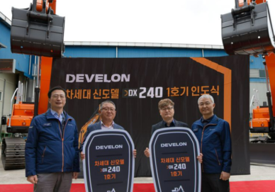 HD현대인프라코어,DEVELON 차세대 신모델 굴착기 첫 인도