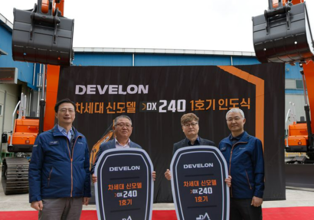 오승현 HD현대인프라코어 사장 이용철 청림환경 대표 황의병 하나종합중기 대표 문재영 HD현대인프라코어 기계사업본부장오른쪽부터이 19일 HD현대인프라코어 인천 본사에서 차세대 신모델 굴착기 중 하나인 24t급 디벨론 중형 굴착기 1호기 전달식에서 기념촬영을 하고 있다 사진HD현대인프라코어