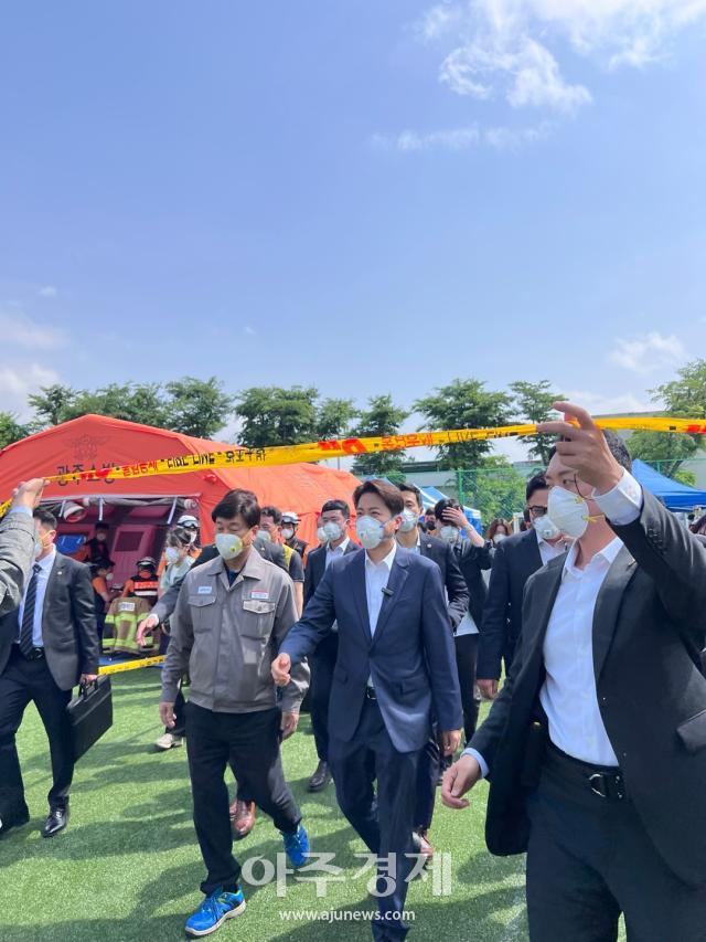 이준석 개혁신당 대선후보가 19일 오후 광주 광산구 금호타이어 광주공장을 찾아 화재 현장을 살펴본 뒤 상황실을 나서고 있다 사진원은미 기자