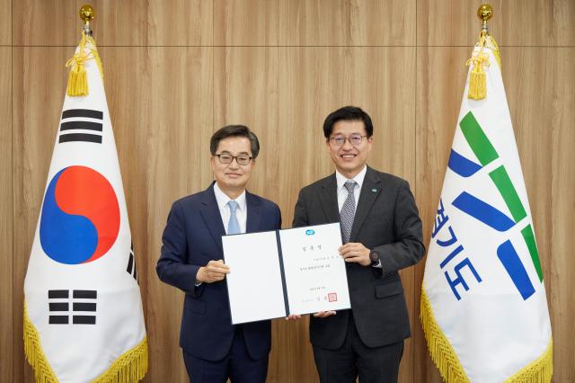 김동연 경기도지사가 김대순 행정2부지사에게 임용장 수여 후 기념촬영을 하고 있다 사진경기도