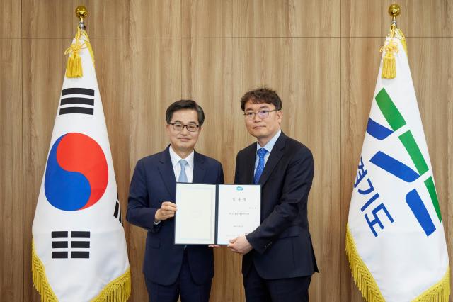 김동연 경기도지사가 박민제 법무담당관에게 임용장 수여 후 기념촬영을 하고 있다 사진경기도