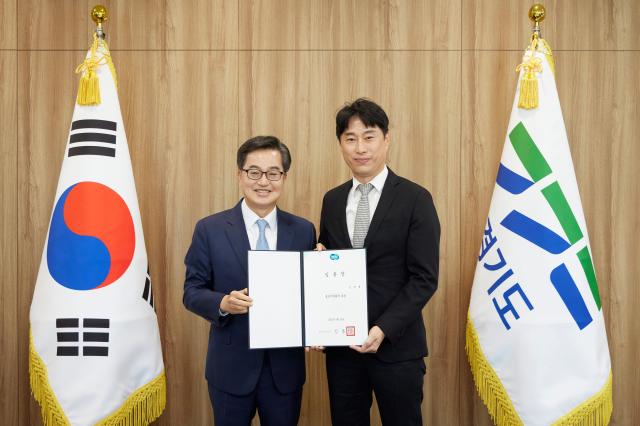 김동연 경기도지사가 김원명 홍보기획관에게 임용장 수여 후 기념촬영을 하고 있다 사진경기도