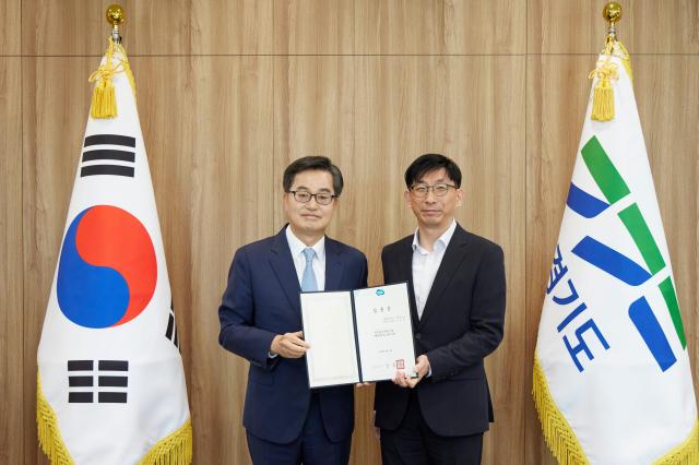 김동연 경기도지사가 김일곤 산림환경연구소장에게 임용장 수여 후 기념촬영을 하고 있다 사진경기도