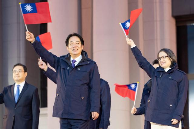 라이칭더 대만 총통이 1일 총통부 앞에서 대만기를 흔들며 새해를 기념하고 있다 사진AFP연합뉴스