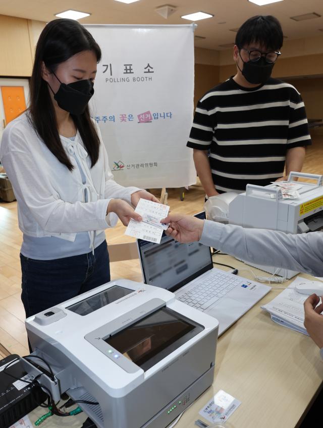 South Korean expats to begin voting for new president this week