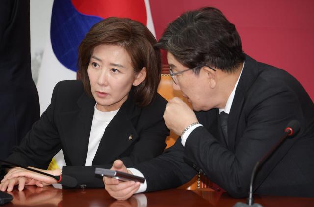 국민의힘 대선 선거대책위원장에 내정된 나경원 의원과 권성동 원내대표가 4일 국회에서 열린 당 선거대책위원회 회의에서 대화를 나누고 있다 사진연합뉴스