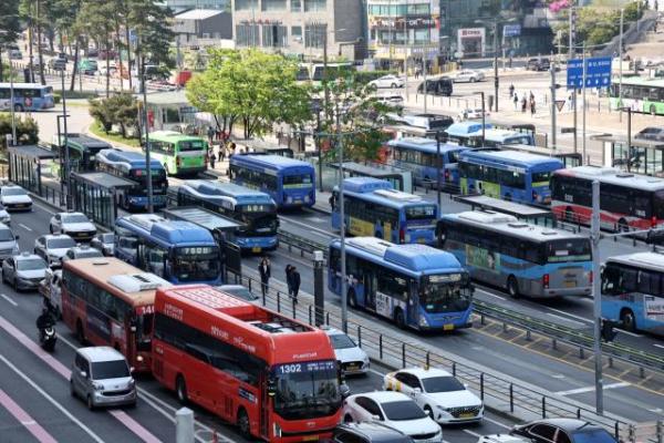 ソウル市「バス労組要求受け入れ時の賃金25%引き上げ」