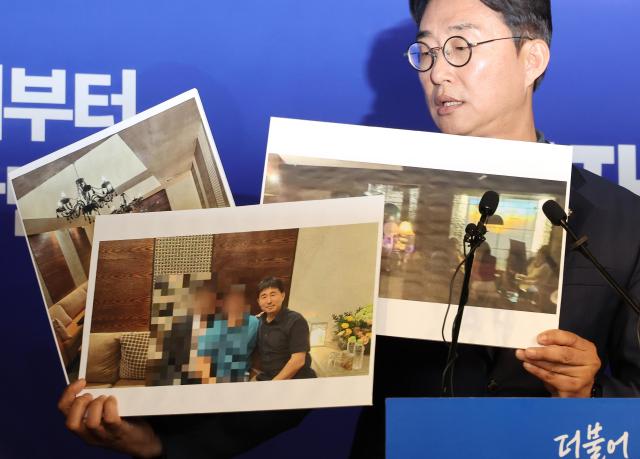 더불어민주당 노종면 선대위 대변인이 19일 서울 여의도 당사에서 윤석열 전 대통령의 내란 혐의 사건 재판장인 지귀연 서울중앙지법 부장판사가 유흥업소에서 접대받았다라는 의혹을 제기하며 관련 사진을 공개하고 있다 2025519 사진연합뉴스
