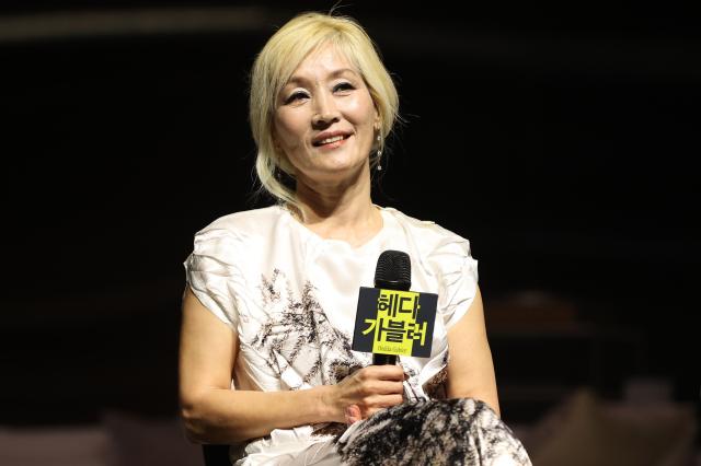 배우 이혜영이 19일 서울 중구 국립극단 명동예술극장에서 열린 연극 헤다 가블러기자간담회에서 질문을 듣고 있다 사진연합뉴스