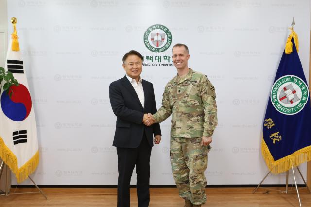 왼쪽부터 평택대학교 이동현총장이 앤드류 D 가드너 중령과 기념사진을 찍고 있다 사진평택시