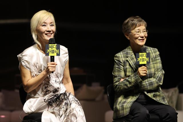 배우 이혜영이 19일 서울 중구 국립극단 명동예술극장에서 열린 연극 헤다 가블러기자간담회에서 인사말을 하고 있다 오른쪽은 박정희 연출사진연합뉴스