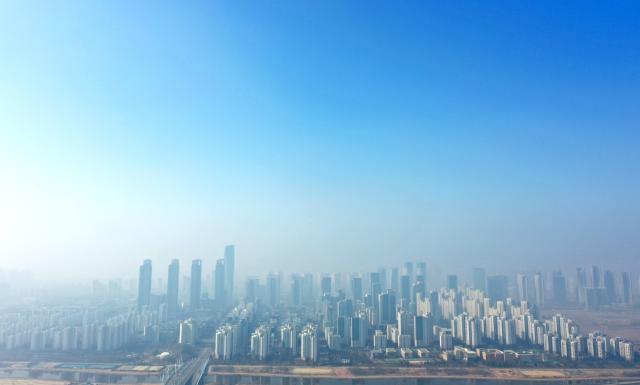 인천 연수구 동춘터널 인근에서 바라본 송도국제도시가 미세먼지에 가려 희미하게 보인다연합뉴스