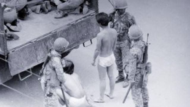 1980년 5・18 당시 계엄군에 의해 남성들이 하의만 입은 채 연행되는 모습 사진518 기록관