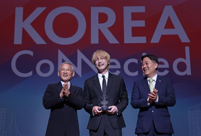한국관광 명예홍보대사 사카구치 켄타로가운데 위촉식왼쪽 유인촌 장관 오른쪽 공사 서영충 사장직무대행 사진한국관광공사