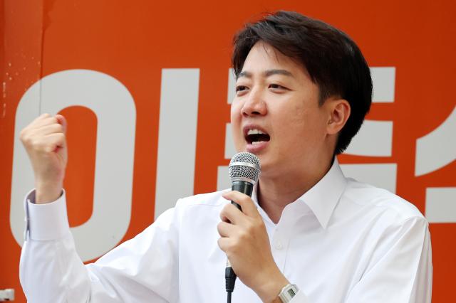 이준석 개혁신당 대선 후보가 19일 오후 광주 북구 전남대학교 후문 앞에서 열린 유세에서 지지를 호소하고 있다 사진연합뉴스