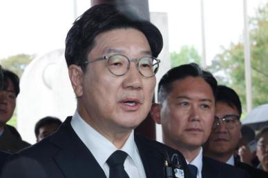 권성동, 이재명 북한이 잘 견뎠다 발언 직격…과대망상, 자아가 몇 개냐