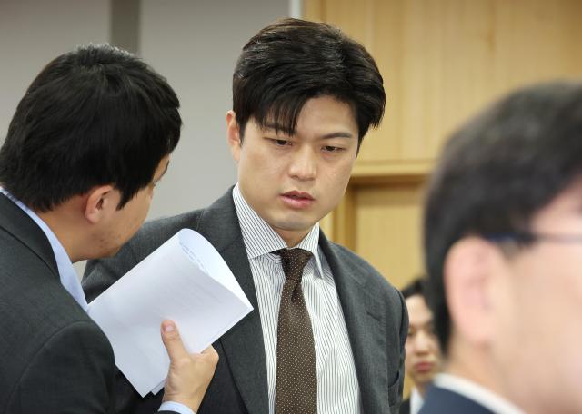 국민의힘 김용태 비상대책위원장이 20일 서울 여의도 국회 의원회관에서 열린 국민의힘 ICT방송본부 방송 분야 정책간담회에 참석해 관계자와 대화하고 있다 사진연합뉴스