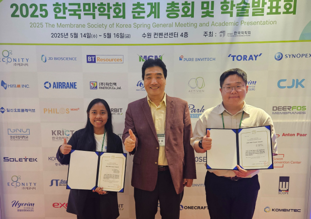 왼쪽부터 무힘마툴 이파다 씨 남상용 교수 김종현 학술연구교수사진경상국립대학교