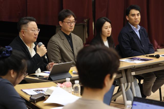 김덕희 서울시뮤지컬단장이 15일 서울 종로구 세종문화회관에서 열린 뮤지컬 더 퍼스트 그레잇 쇼 라운드 인터뷰에서 질문에 답하고 있다 사진연합뉴스