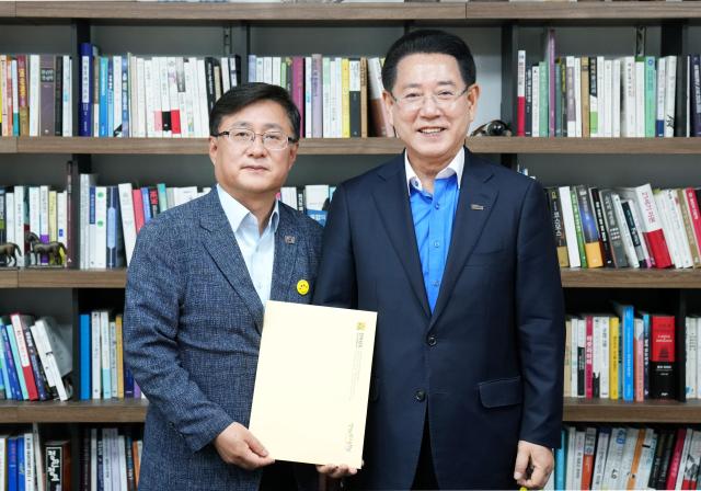 김영록 전라남도지사가 20일 서울 국회에서 김성환 더불어민주당 의원과 면담을 갖고 ‘글로벌 해상풍력 생태계 조성’ 등 도 현안 해결을 위한 건의 및 협조를 요청하고 있다사진전남도