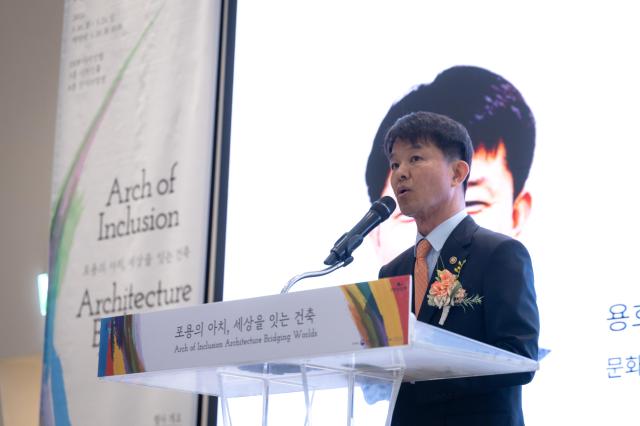 문화체육관광부 용호성 제1차관이 5월 20일 동대문디자인플라자에서 열린 ‘2025 여성건축가 기획전’ 개막식에 참석해 전시 시작을 축하하고 건축문화 발전에 기여한 여성 건축가를 격려하고 있다