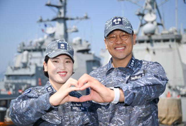 율곡이이함 기관장 임재우 중령진과 정조대왕함 주기실장 김보아 소령이 율곡이이함우측 함수갑판에서 부부애를 담은 손하트를 만들고 있다 사진해군