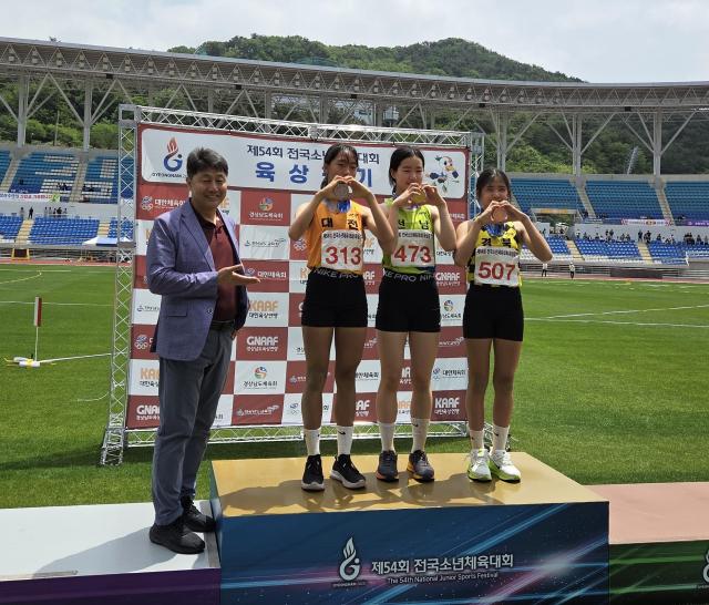 멀리뛰기 2연패에 오른 광양백운중 이하은 학생왼쪽 세 번째이 시상식 후 박재현 체육건강과장과 함께 기념 촬영하고 있다