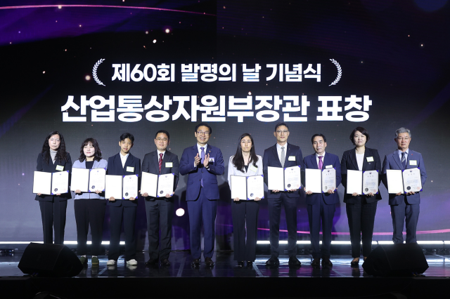 BC카드가 지난 19일 서울 강서구 코엑스 마곡에서 열린 제60회 발명의 날 기념 행사에서 산업통상자원부장관 표창을 받았다 사진BC카드