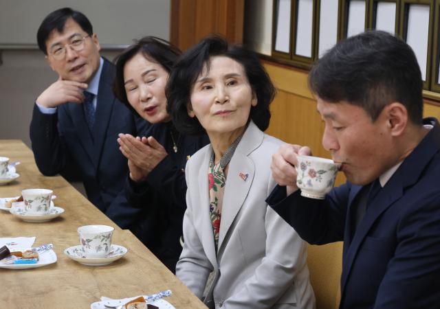 김문수 대선 후보 부인 설난영 여사가 18일 광주광역시에 있는 광주양림교회를 방문 김현준 목사 등을 만나고 있다 사진연합뉴스