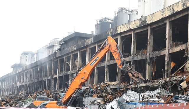Massive fire at Kumho Tire factory fully contained at last