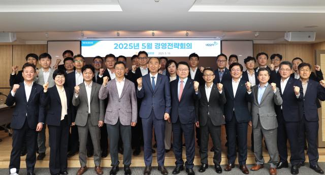 박병희 NH농협생명 대표앞줄 왼쪽 다섯째가 지난 19일 서울 서대문구 본사에서 열린 ‘2025년 5월 경영전략회의’에 참석해 관계자들과 기념촬영을 하고 있다 사진NH농협생명