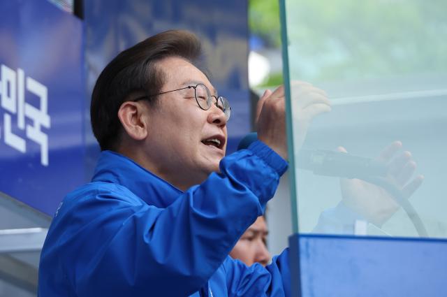더불어민주당 이재명 대선 후보가 20일 경기 파주시 금릉역 중앙광장에서 열린 유세에서 시민들에게 지지를 호소하고 있다사진연합뉴스