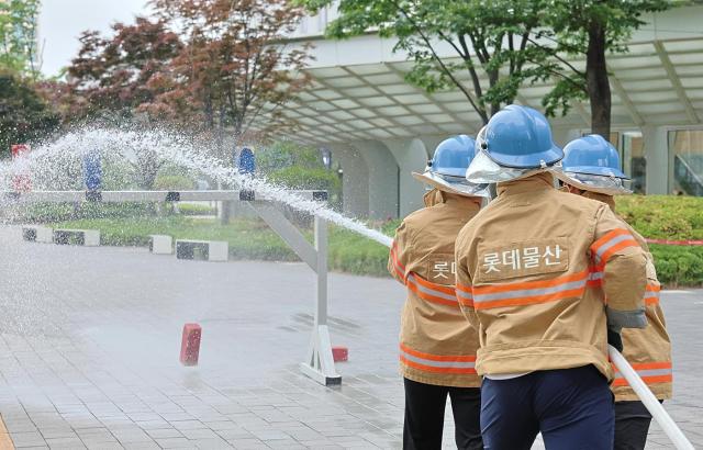 2025 소방경진대회 참가자들이 속도방수 경연을 펼치고 있다 사진롯데물산 