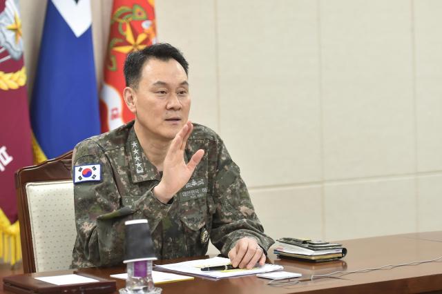 김명수 합참의장이 20일한국시간 미 합참의장과 화상으로 공조통화를 하고 있다 사진합동참모본부