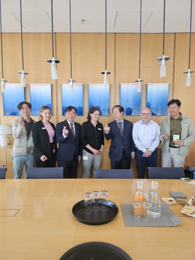 뮈크리히 조직 위원장왼쪽에서 네 번째 에른스트 전무이사왼쪽에서 여섯 번째 사진저자 제공