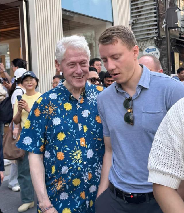 ビル・クリントン元米大統領の訪韓…SNSで光化門目撃談が拡散